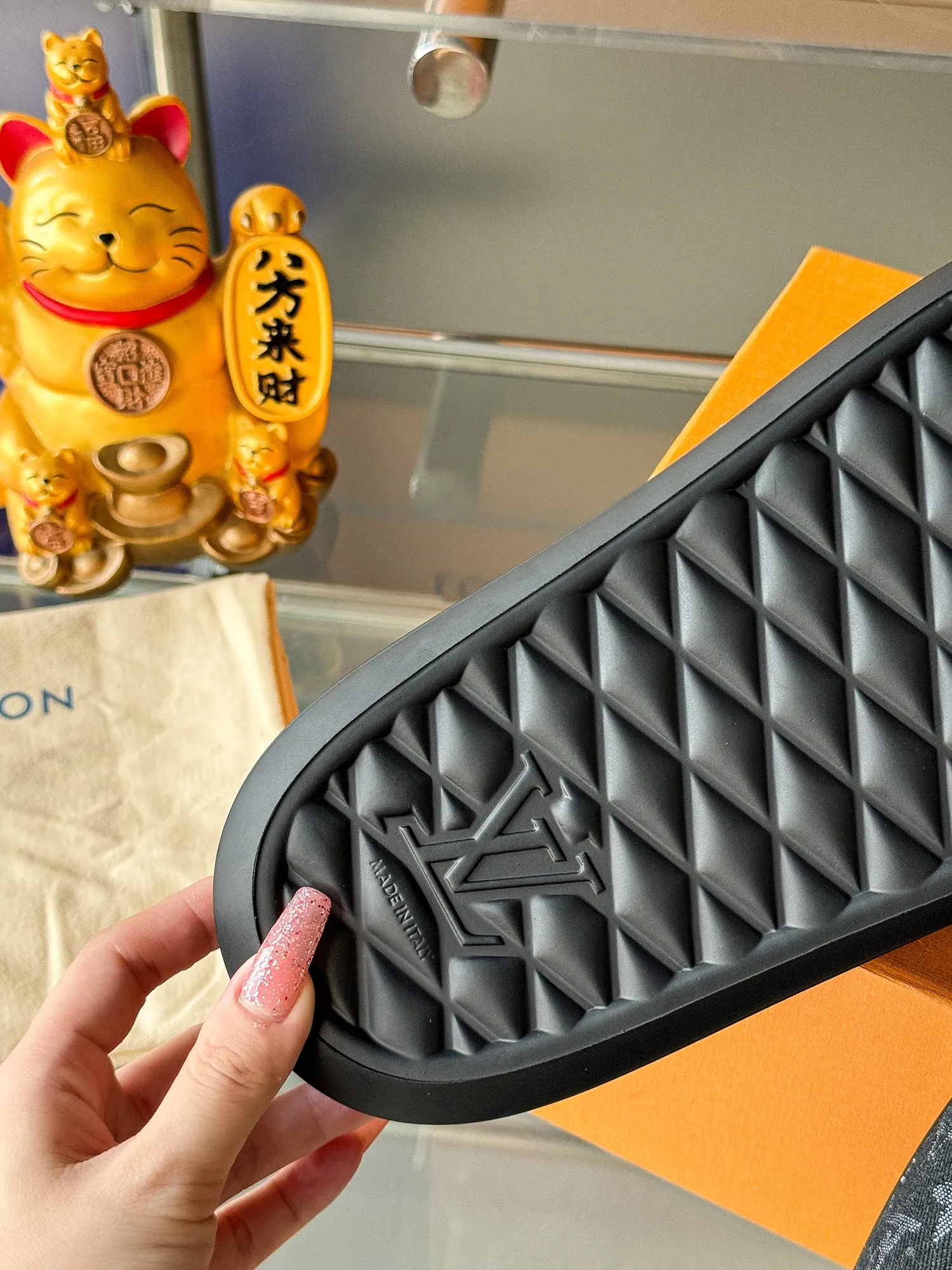 [L Home] P: 300💰 ▪️Shoe size: Women's 35-40 Men's 38-46▪️Packaging: Counter top quality~original packaging Louis Vuitton lv couple's monogram embossed slippers This season, Waterfront sandals return with a new look, and the upper buckle is embossed with Louis Vuitton's iconic Monogram pattern. Made of waterproof rubber with a comfortable and resilient insole. The lightweight, flexible outsole is embossed with the Louis Vuitton logo. Exquisitely packaged at the delivery counter 🛍📦 ▪️Fabric: Original molded rubber foam ▪️Sole: Original molded rubber foam outsole ▪️Sole thickness: 3CM.